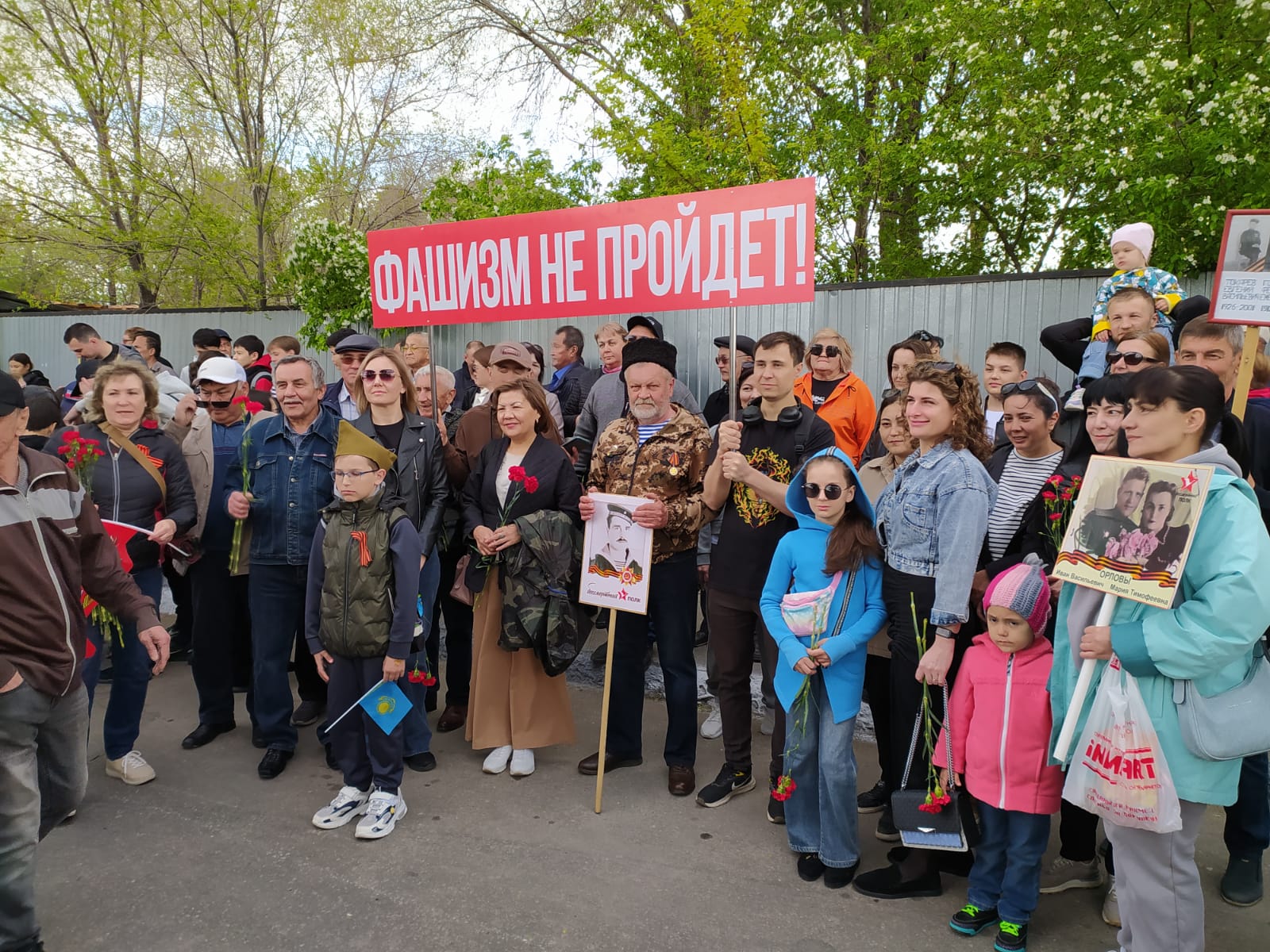 День Победы в Костанае: колонны для проведения митинга у мемориала погибшим  в годы Великой Отечественной войны уже собираются - КН