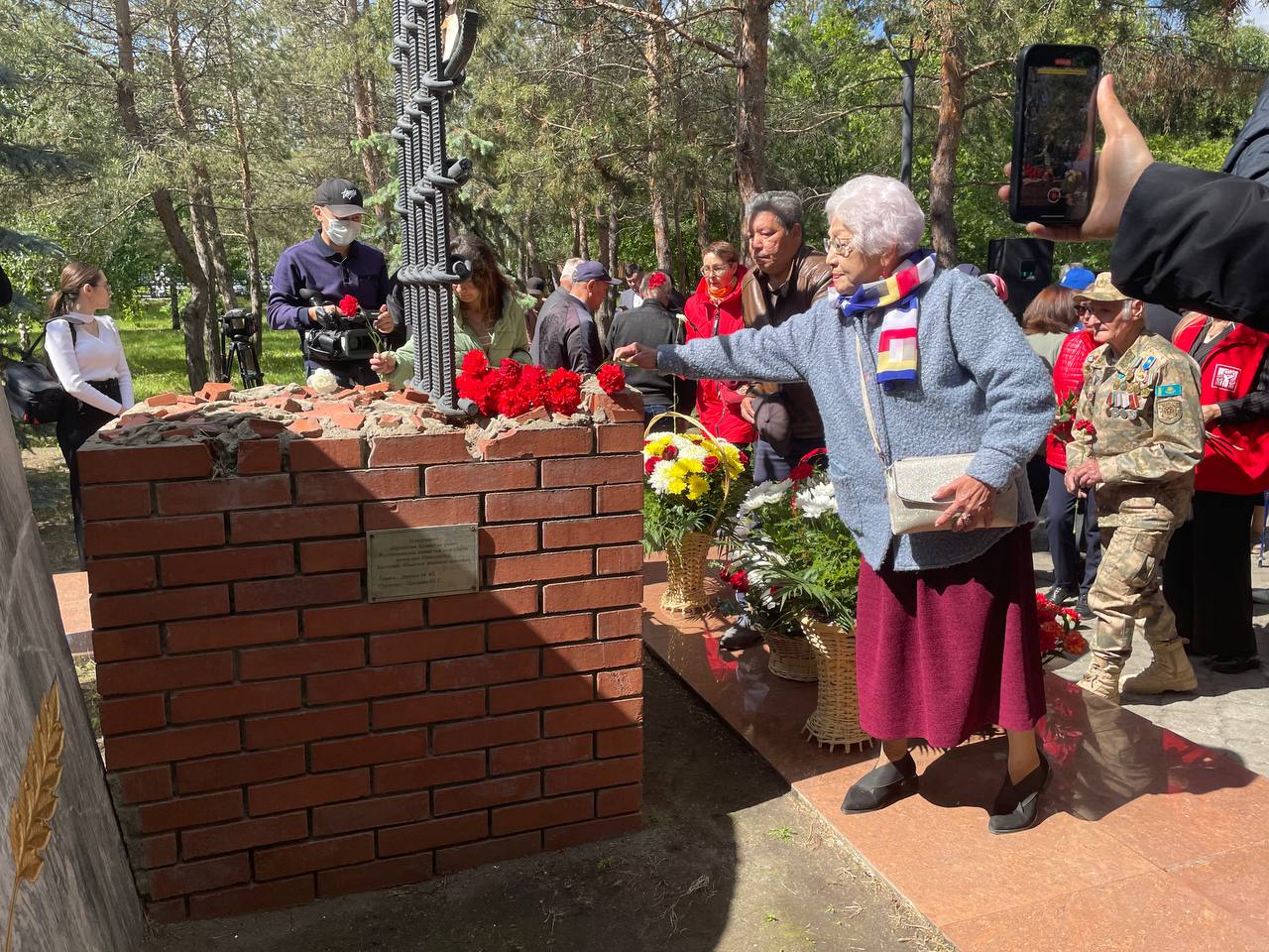 В парке Победы возложили цветы в память о жертвах политических репрессий -  КН