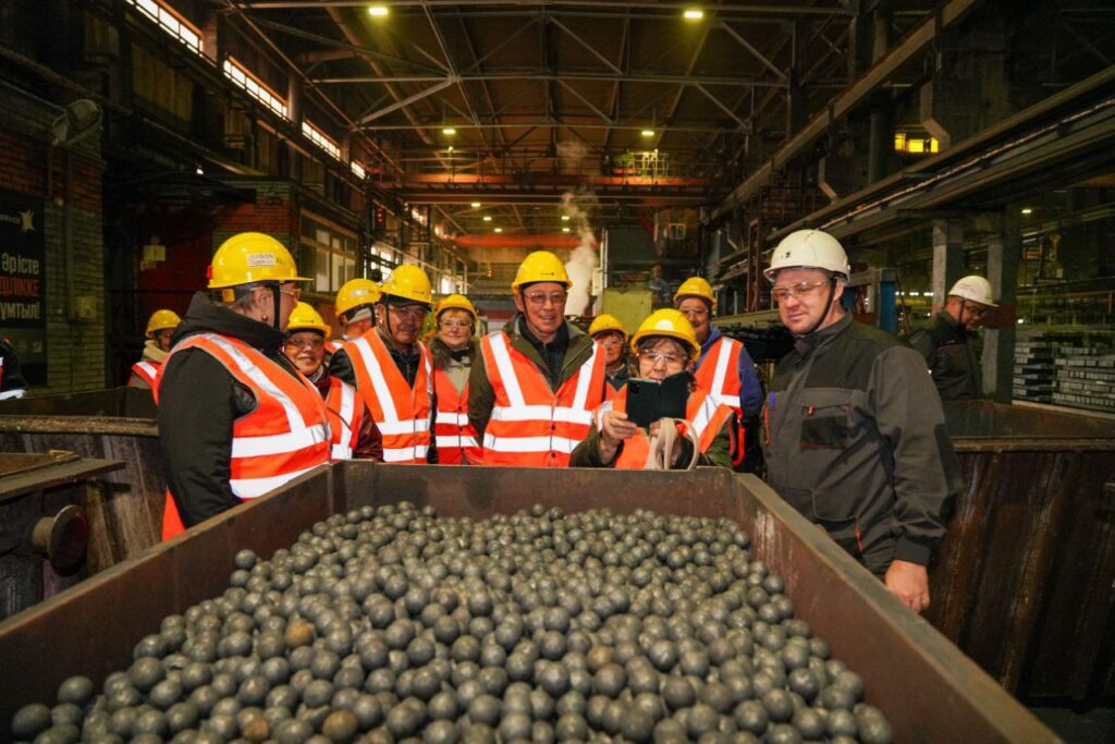 «Мы вернулись домой»: ветераны вновь прошли по родным цехам