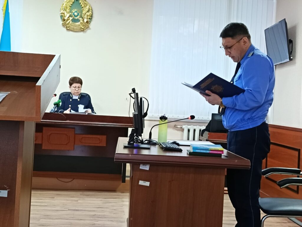 В порыве ревности мужчина убил не только жену, но и 16-летнего сына. Дело жителя Аулиекольского района 51-летнего Максима Нечаева сегодня начали рассматривать в специализированном суде по уголовным делам