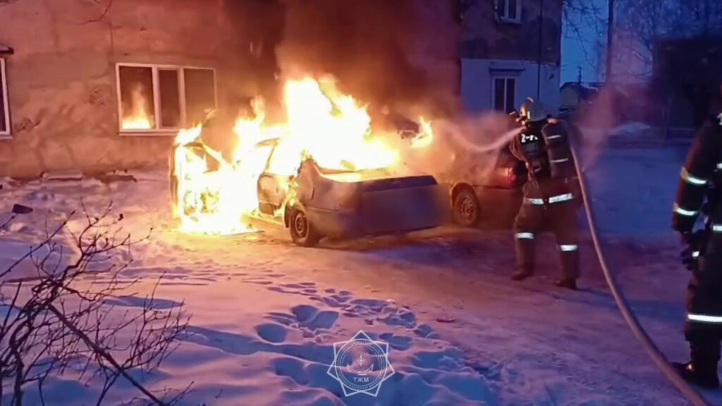 Сотрудники ДЧС спасли автомобиль от огня