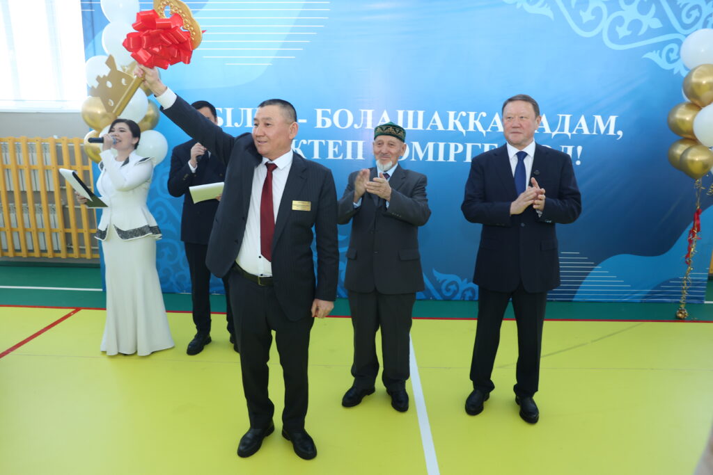 Вручением символического ключа открыли новую школу в селе Енбек