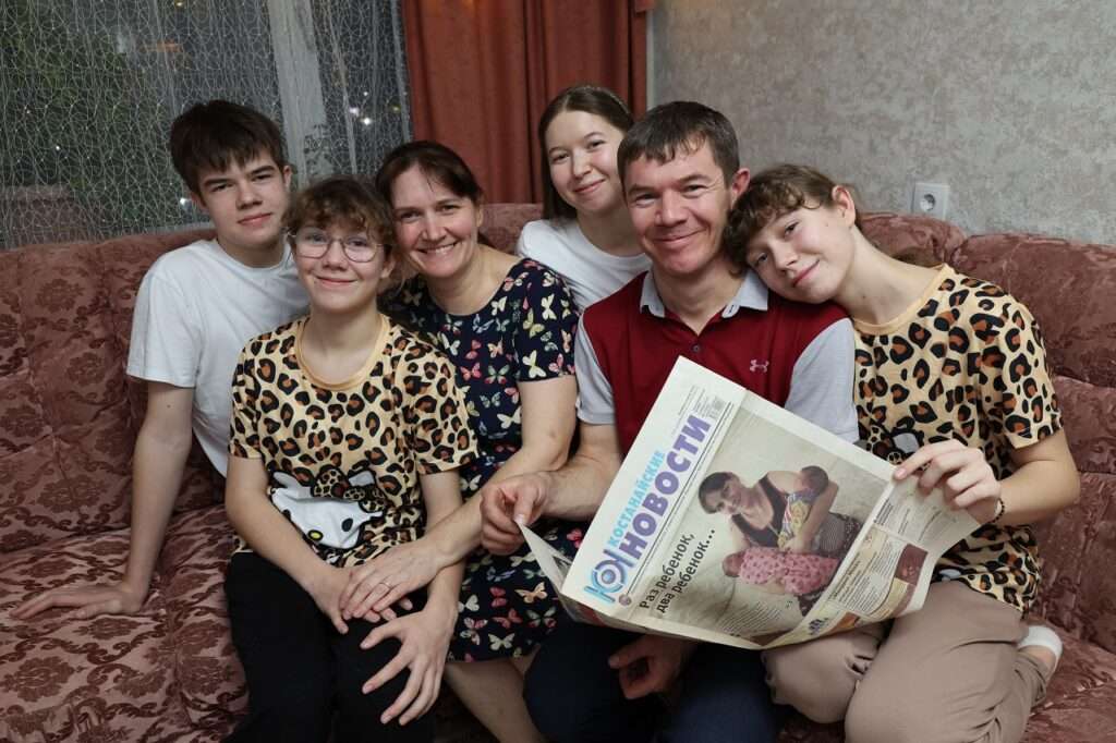 Накануне 8 Марта «КН» навестили многодетную семью, в которой 12 лет назад родились двойняшки