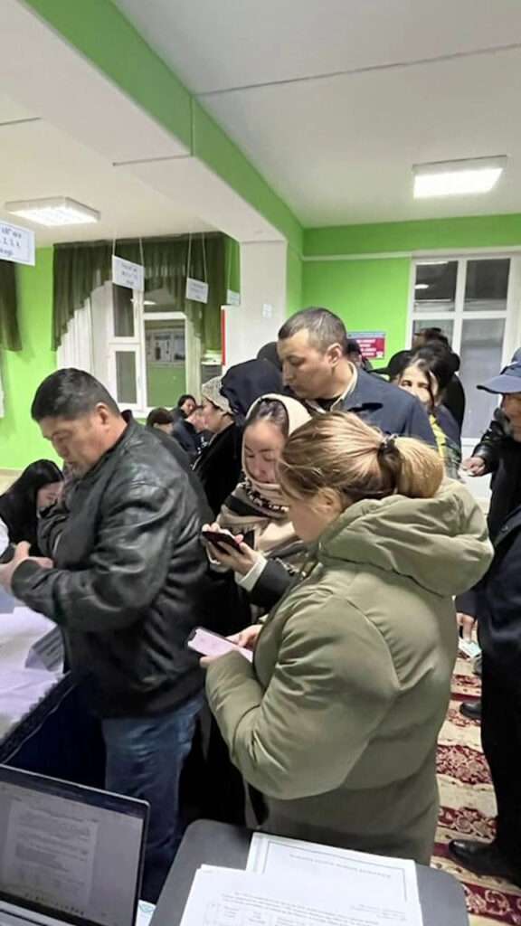 Жители области Абай, Костанайской и Мангистауской областей выстраиваются в очереди, чтобы проголосовать на референдуме