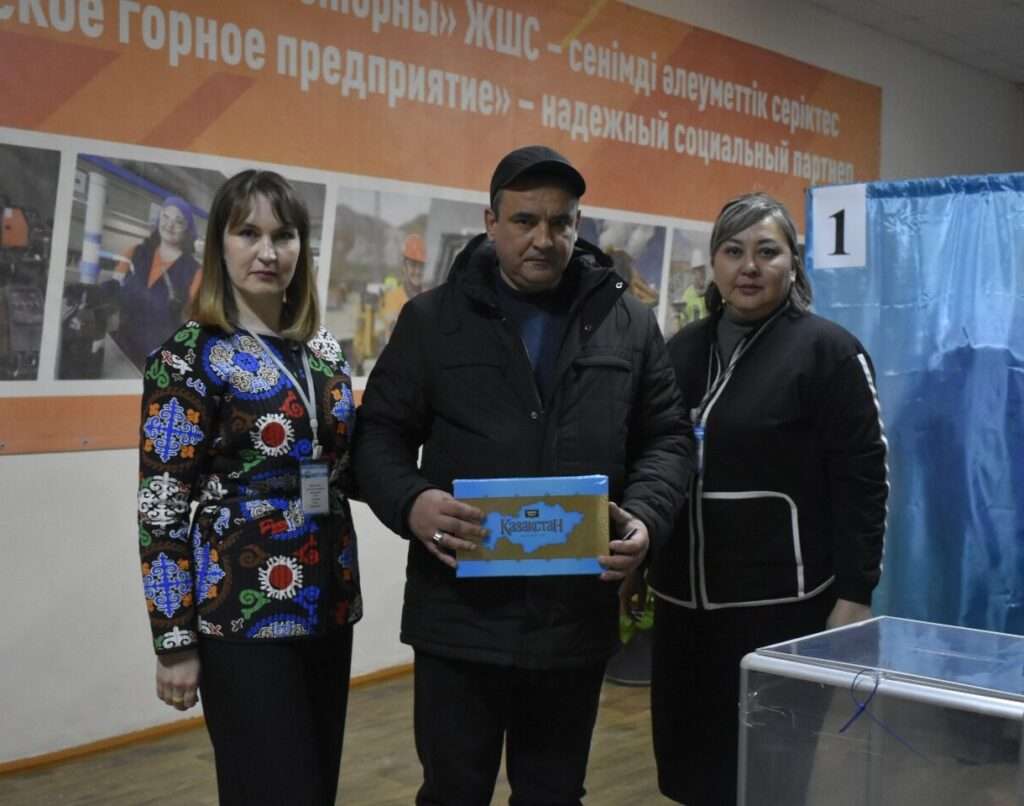 Житикаринцы активно идут на референдум с самого утра