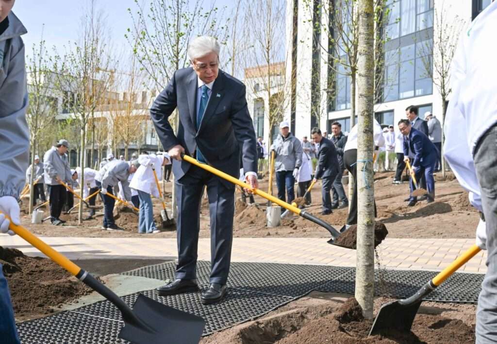 Глава государства принял участие в республиканской экологической акции «Таза Қазақстан»