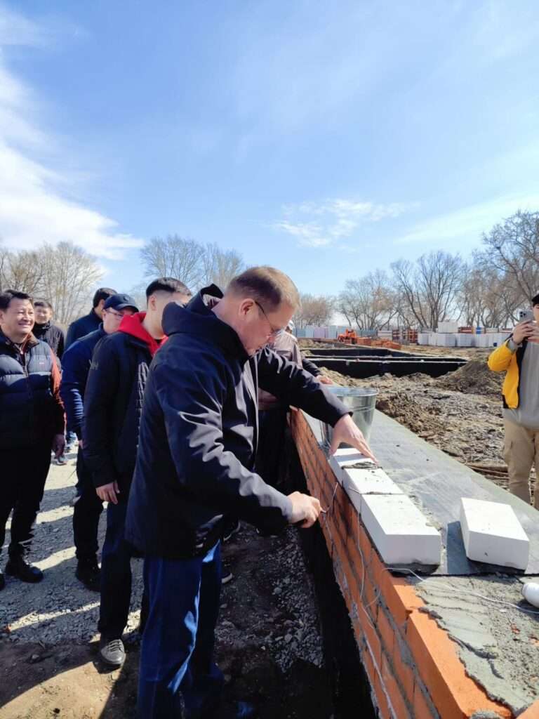 Символический кирпич заложил аким Костанайской области на строительстве футбольного поля в Костанае