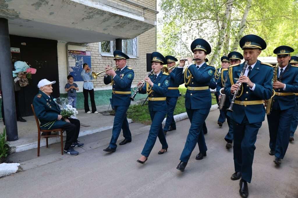 Ветеранов Великой Отечественной войны поздравили во дворах своих домов в Костанае