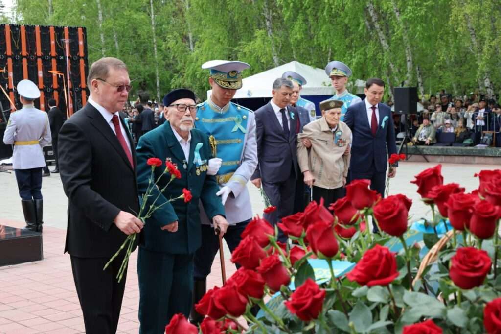 День Победы — фоторепортаж с возложения цветов к Вечному огню в Костанае