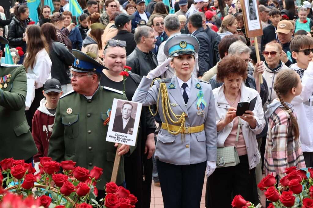 День Победы — фоторепортаж из парка Победы в Костанае