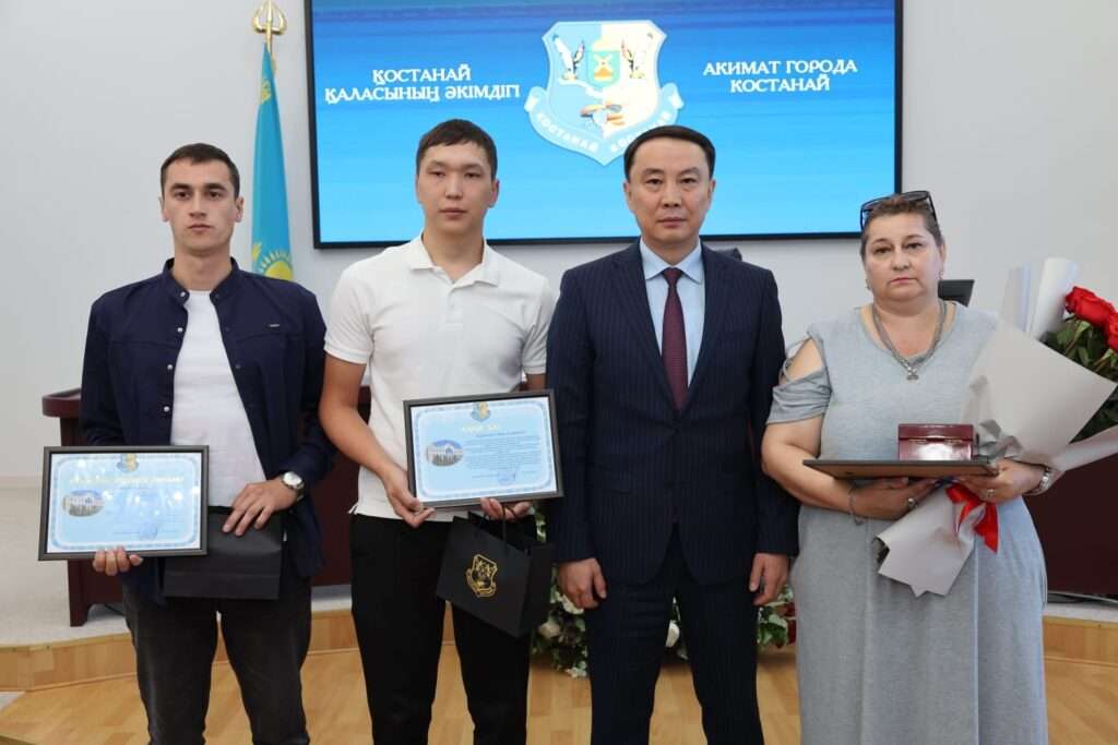 Аким Костаная наградил участников спасения мальчика в «Терма Парке»