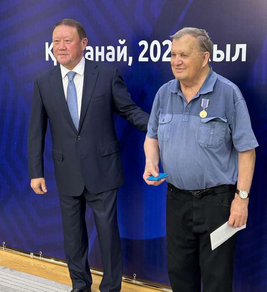 Аким Костанайской области поздравил с профессиональным праздником и наградил работников СМИ
