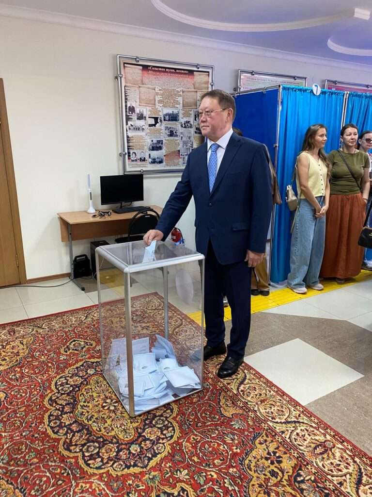 Аким Костанайской области Кумар Аксакалов проголосовал на выборах депутатов Курултая