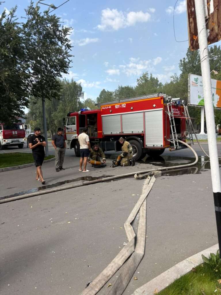 В тушении крупного пожара в Костанае задействовано 25 человек — ДЧС