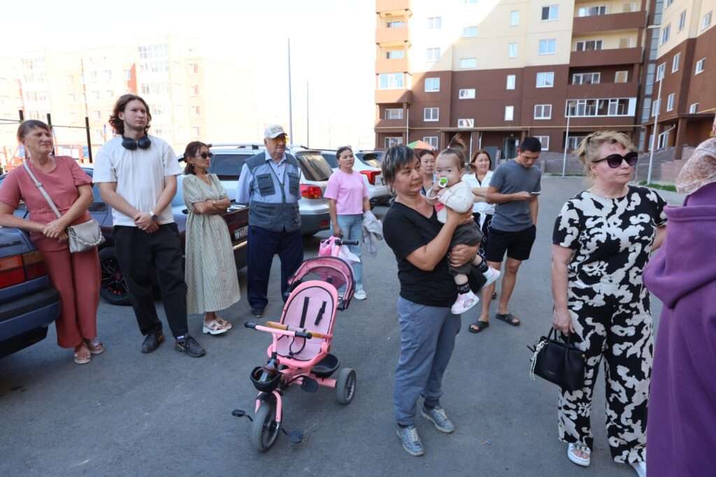 Кипяток на голову: почему новоселы социального дома в Костанае боятся заходить в собственные квартиры